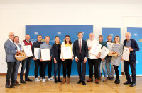 Regierungspräsident Rainer Haselbeck zeichnet neue Wasserschutzbäckereien mit Urkunde aus. 