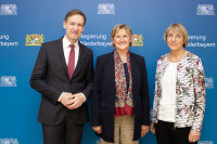 Zum Dienstantritt vor wenigen Tagen gratulierte Regierungspräsident Rainer Haselbeck Katharina Binsteiner und und wünschte ihr gemeinsam mit Bereichsleiterin „Ernährung und Landwirtschaft“, Franziska von Krezmar, viel Erfolg und Freude bei ihrer neuen Aufgabe. 