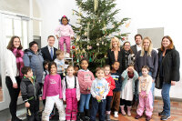 Regierungspräsident Rainer Haselbeck schmückt gemeinsam mit Kindern "Regierungschristbaum". 