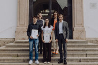 Regierungspräsident Rainer Haselbeck ernennt Korinna Mittermeier und Felix Eiler zu Verwaltungsinformatikanwärtern.