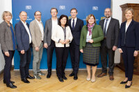 Das Foto zeigt (von links) die Bereichsleiterin „Ernährung und Landwirtschaft“ der Regierung, Franziska von Krezmar, den Bereichsleiter „Umwelt, Gesundheit und Verbraucherschutz“ der Regierung, Manfred Pfandl, den Bezirksgeschäftsführer Oberpfalz, Hubert Hofmann, BBV-Bezirkspräsident Siegfried Jäger, Bezirksbäuerin Claudia Erndl, Regierungspräsident Rainer Haselbeck, die stellvertretende Bezirksbäuerin Rosmarie Mattis, Direktor Peter Huber und Regierungsvizepräsidentin Monika Linseisen. 