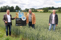 Vom Wasserschutz-Weizen übers Wasserschutz-Mehl hin zum Wasserschutz-Brot: Das Foto zeigt die Wasserschutz-Pioniere in Niederbayern (von links) Müller Rudi Sagberger, Landwirt Franz Strixner und Bäcker Rudi Bücherl bei der Vorstellung der Initiative „Wasserschutzbrot“. Interessierte Landwirte, die auch durch den Anbau von Wasserschutz-Weizen aktiv zum Trink- und Grundwasserschutz beitragen möchten, sind willkommen, sich an der Initiative zu beteiligen.