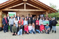 Gruppenfoto der Auftaktveranstaltung für die Aktivwochen unter dem Motto Frühling.Erlebnis.Bauernhof. 