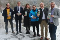 von links: Robert Hierlmeier (VöF e. V.), Regierungspräsident Rainer Haselbeck, Sabine Bichlmaier (Forstbetriebsleiterin Kelheim), Franziska Jäger (Umweltpädagogische Leitung Nationales Naturmonument), Landrat Martin Neumeyer und Florian Best (Geschäftsführer Tourismusverband Landkreis Kelheim e. V.