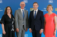 Das Foto zeigt Niederbayerns Regierungspräsident Rainer Haselbeck (Zweiter von rechts) und Regierungsvizepräsidentin Monika Linseisen (rechts) gemeinsam mit dem Regierungspräsidenten der Oberpfalz, Walter Jonas, und Regierungsvizepräsidentin Christiane Zürn. 