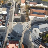 Platz an der ehemaligen Radlerrast mit Sitzmöbeln zum Beobachten des Wasserspiels.